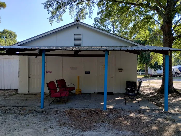 Columbia/Camden RV Park Picture 4