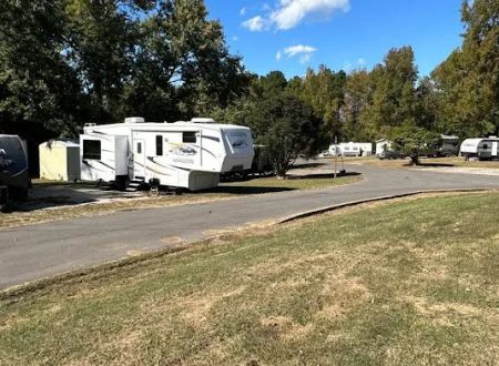 Tut Huts RV Park