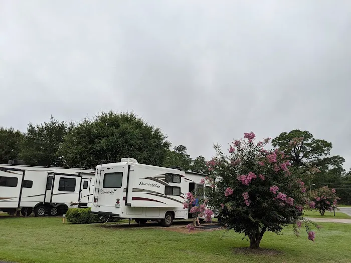 Parkwood Rv Park & Cottages Picture 3