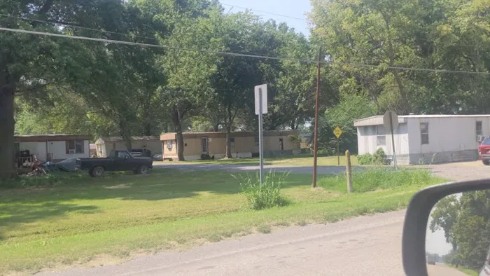 River Oak RV & Mobile Home Park Picture 10