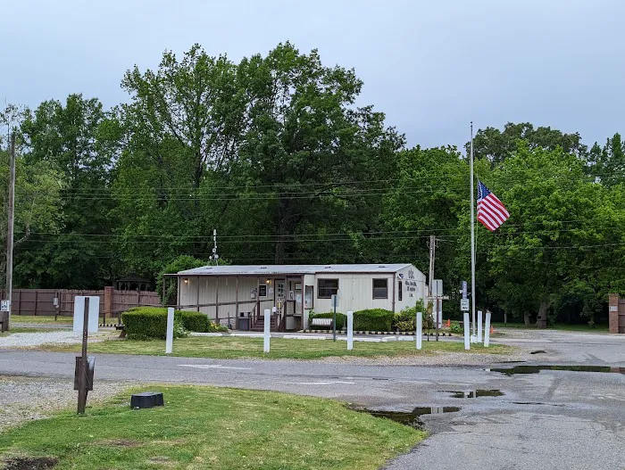 Graceland RV Park & Campground Picture 9