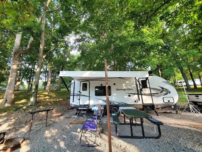 Bailey's Point Campground store Picture 2