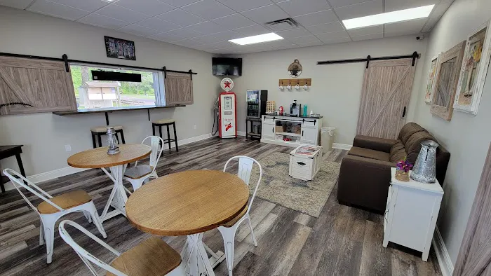 Bee's RV Resort Picture 8