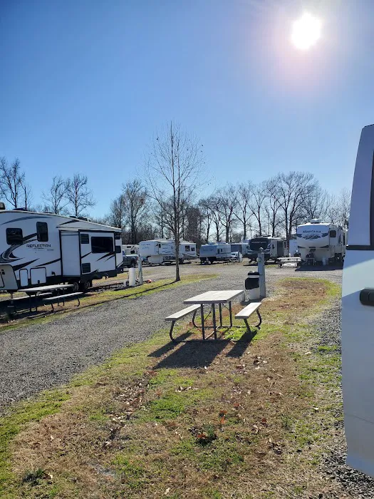 Ivy's Cove RV Retreat Picture 3