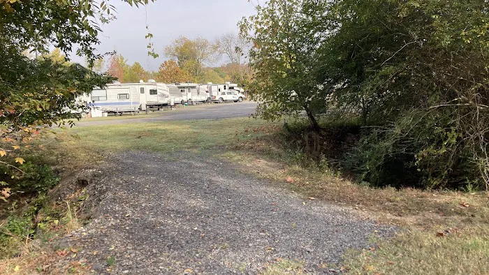 Ivy's Cove RV Retreat Picture 6