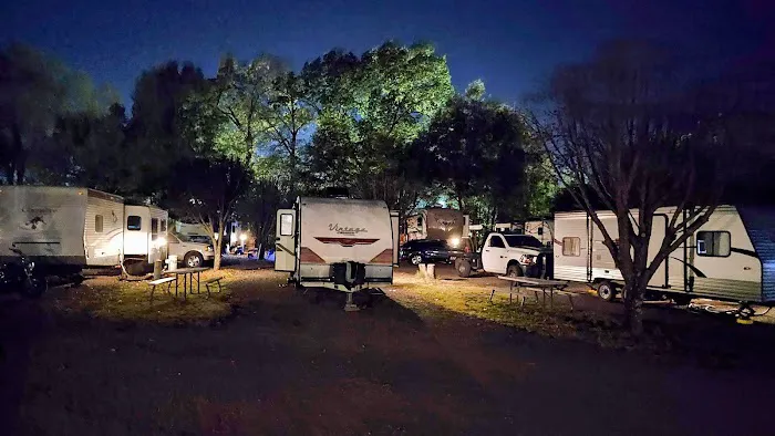 Ivy's Cove RV Retreat Picture 7
