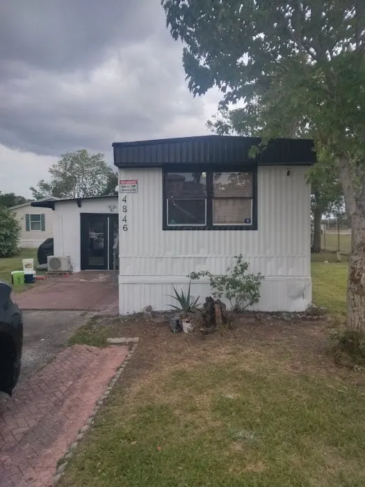 Carriage Court Central Manufactured Home Community Picture 2