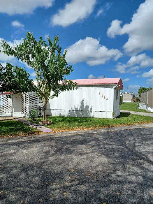 Carriage Court Central Manufactured Home Community Picture 4