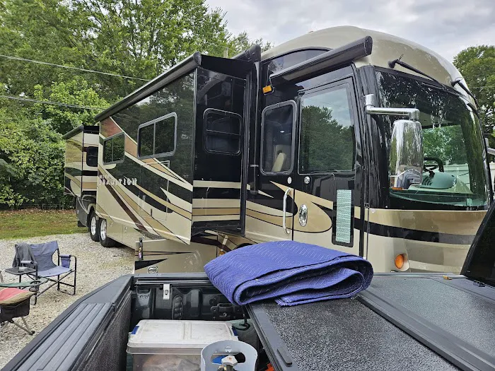 Ozark Canopy RV Park - Farmington Picture 4