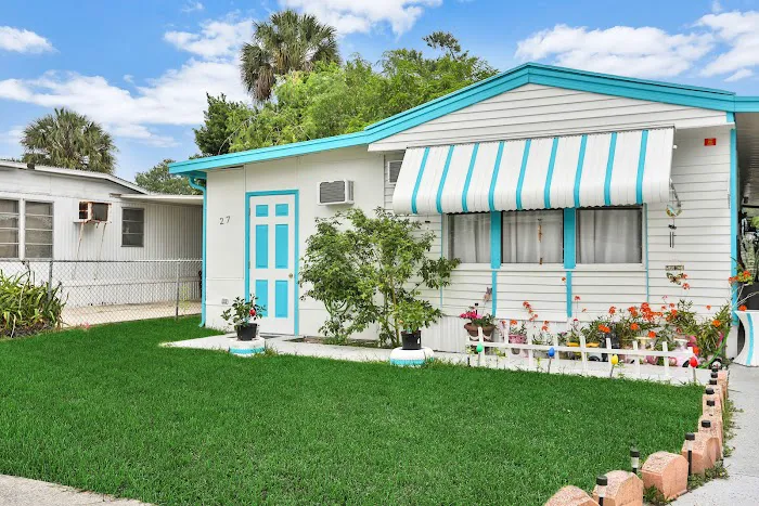 Lake Blue Mobile Home Community Picture 8