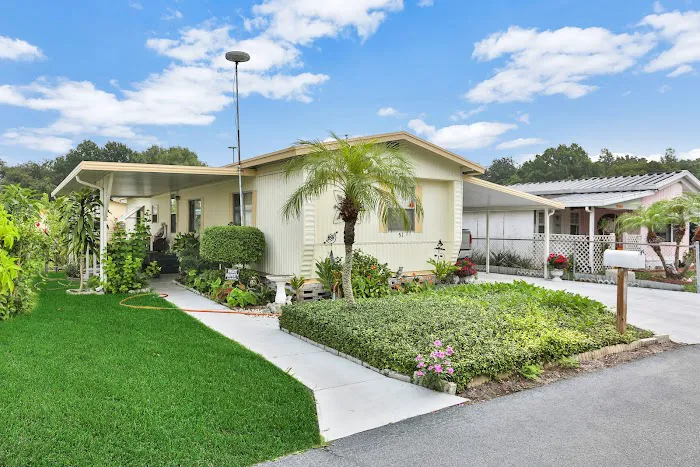 Lake Blue Mobile Home Community Picture 3