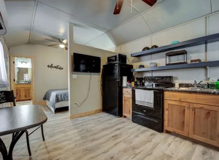 Big Pines RV Escape - Cabins & RV
