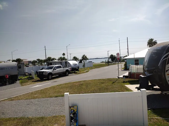 Palm Shores RV Park Picture 8
