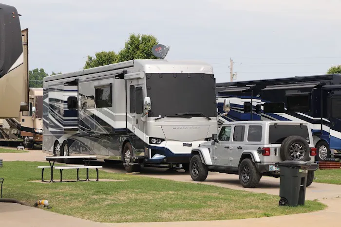 Monkey Island RV Resort and Cabins Picture 4