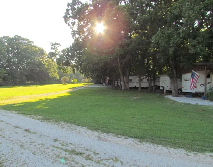 Hoot N Hollar RV Park Picture 6