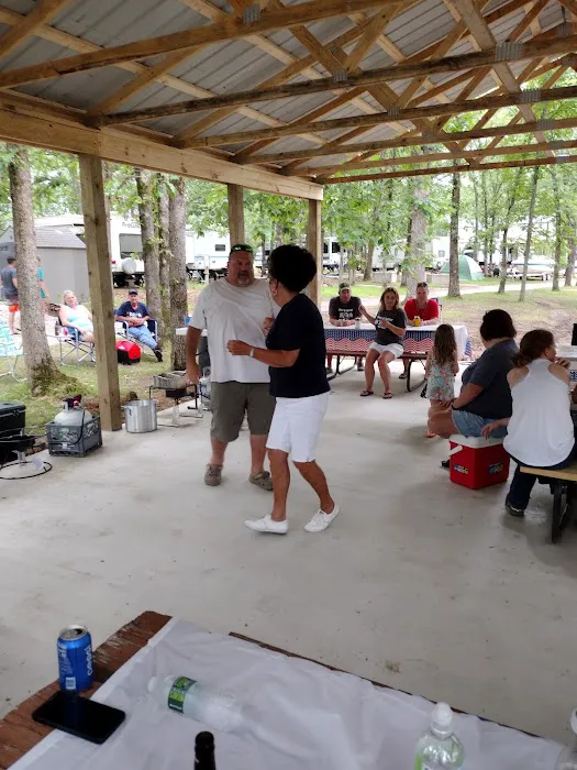 Hoot N Hollar RV Park Picture 8