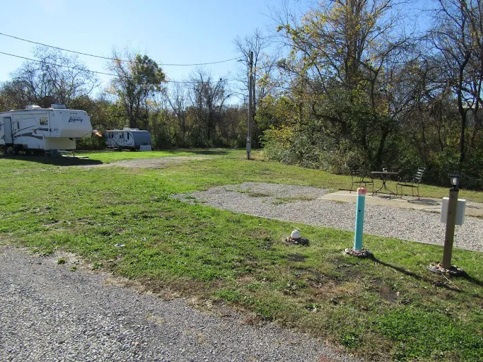 Cross Timbers RV Park Knob Noster MO Picture 4
