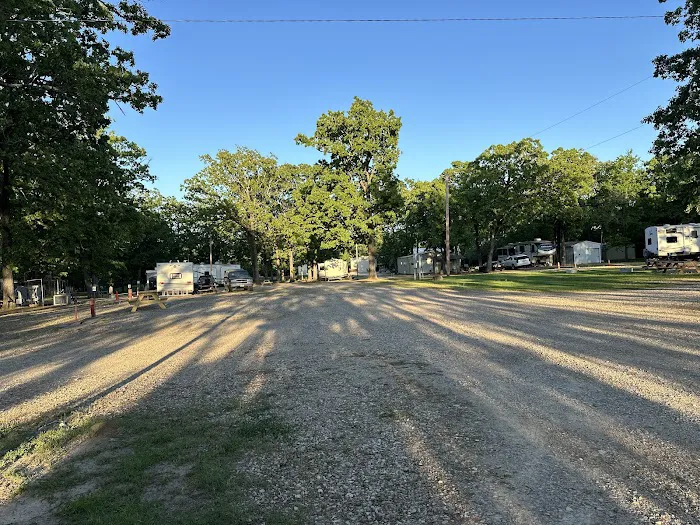 Shady Oaks Resort - RV Full Hookups, Cabins & Guest Lodge Picture 10