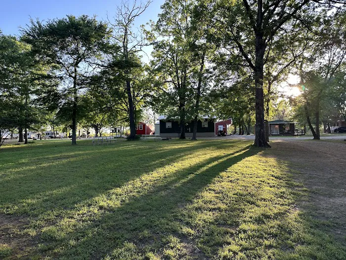 Shady Oaks Resort - RV Full Hookups, Cabins & Guest Lodge Picture 8