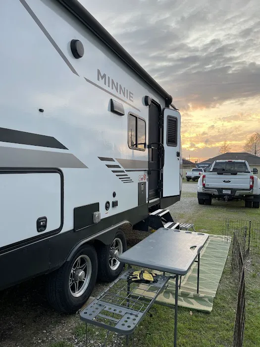 Three Oaks & a Pine RV Park Picture 5