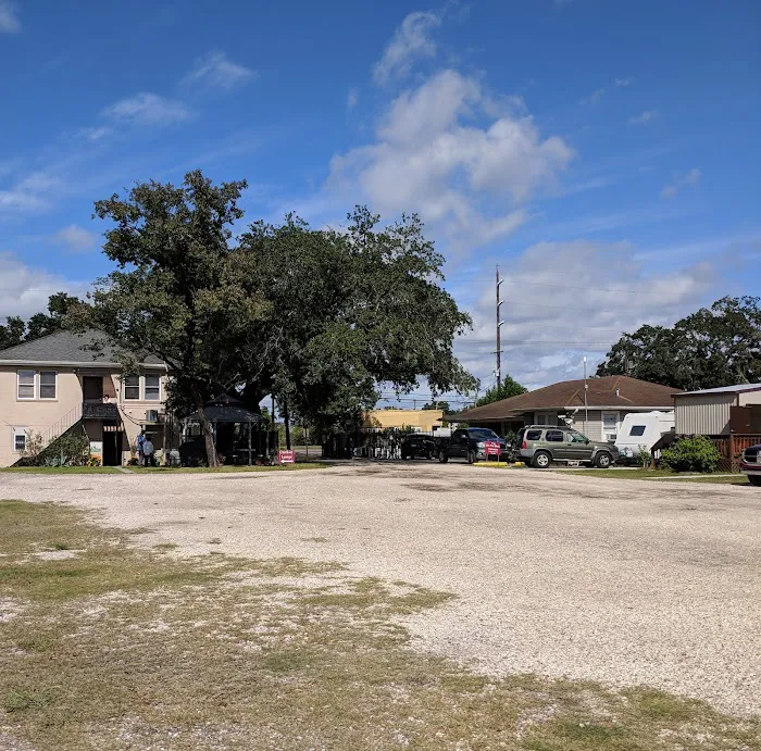 Three Oaks & a Pine RV Park Picture 10