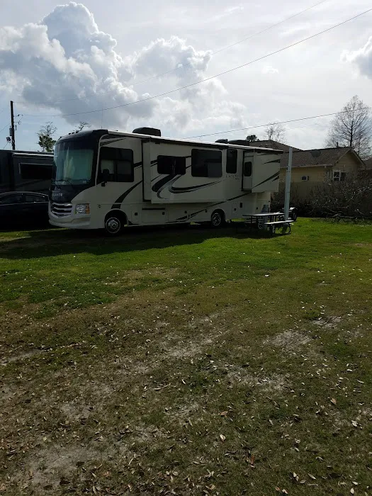 Three Oaks & a Pine RV Park Picture 9