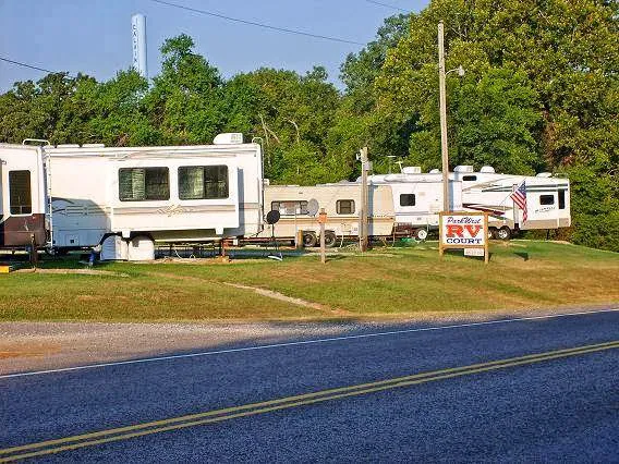 ParkWest RV Court Picture 4