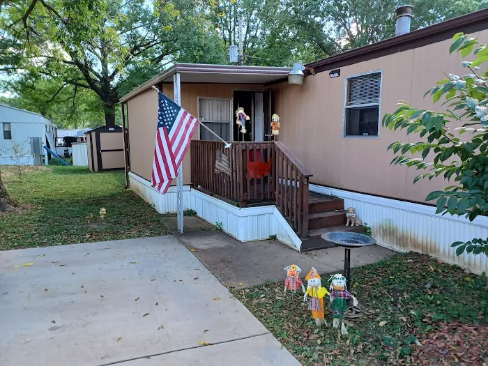 Grand Oaks Mobile home Park Picture 4