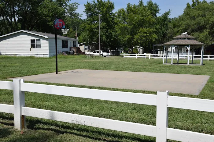 Pine Hills Manufactured Home Community Picture 1