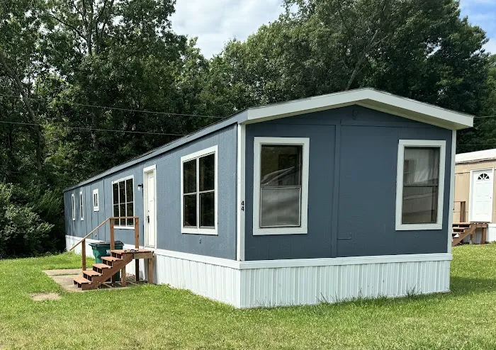 Parkwood North Mobile Home Park Picture 3