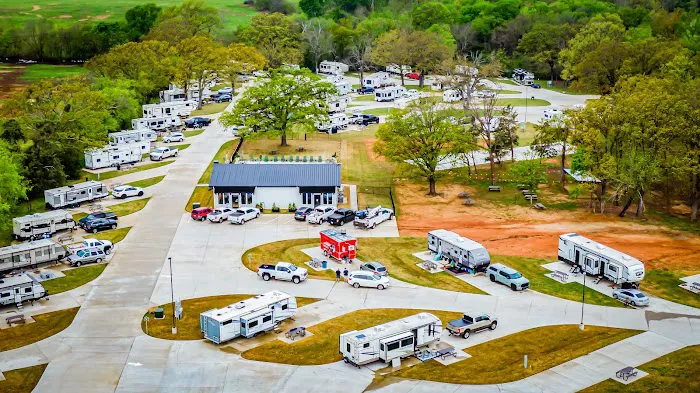 The Oaks on 37 Tiny Homes & RV Resort Picture 3