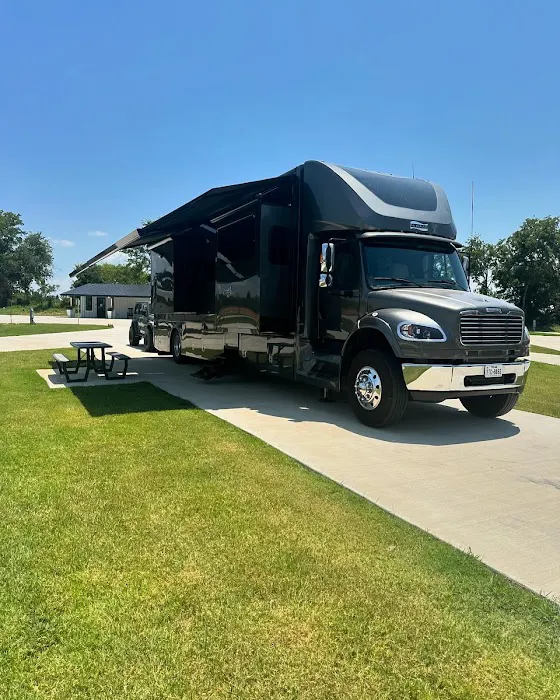 The Oaks on 37 Tiny Homes & RV Resort Picture 5