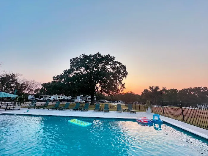 The Oaks on 37 Tiny Homes & RV Resort Picture 9