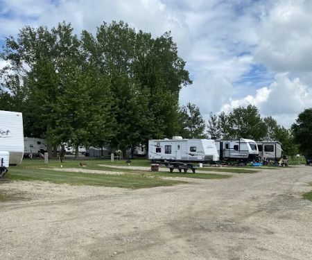 Woodyu2019s Campground by the Lake
