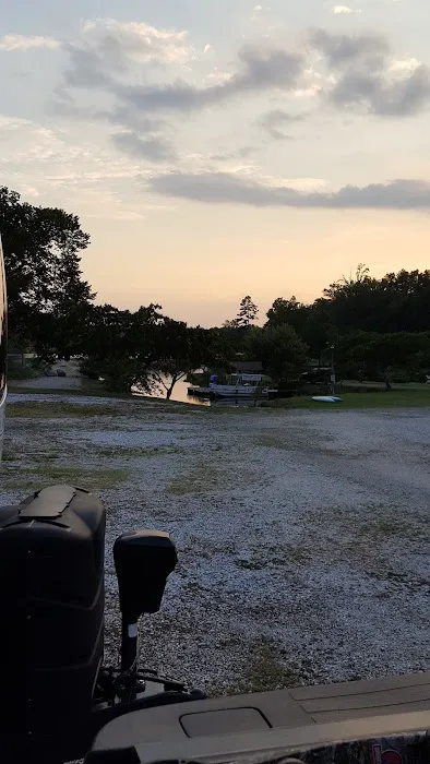 Young's Lakeshore RV Resort Picture 9