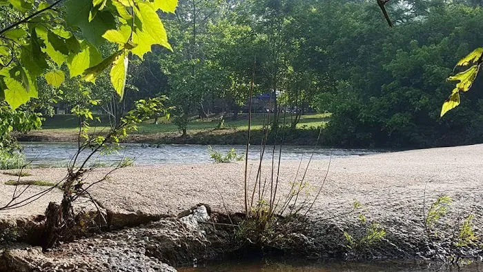Shade Tree Resort Picture 1