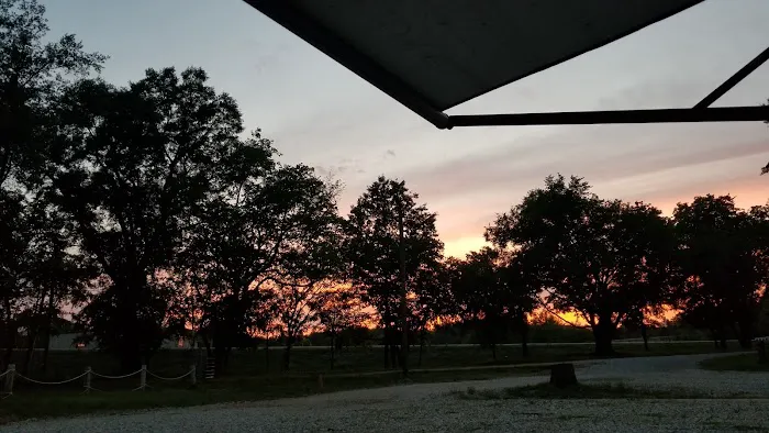 Golden's Riverside RV Park Picture 2