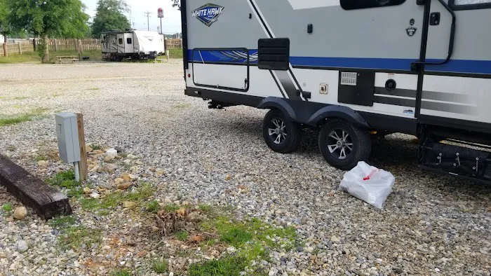Golden's Riverside RV Park Picture 3