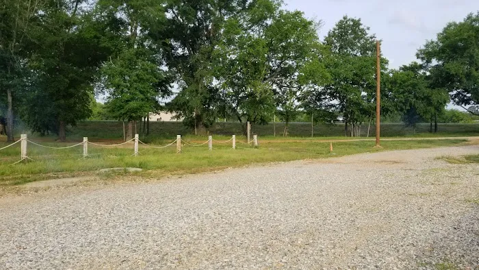 Golden's Riverside RV Park Picture 4