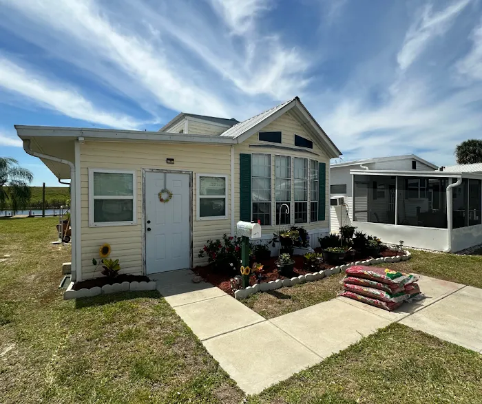 Lakeport Landing Apartments, RVs & Storage Picture 5