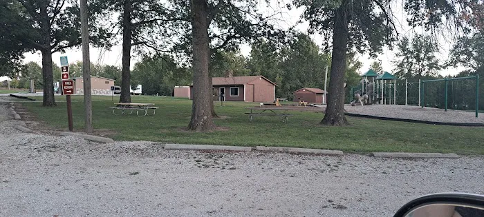 Lake Miami - Modern & Tent Campground Picture 10