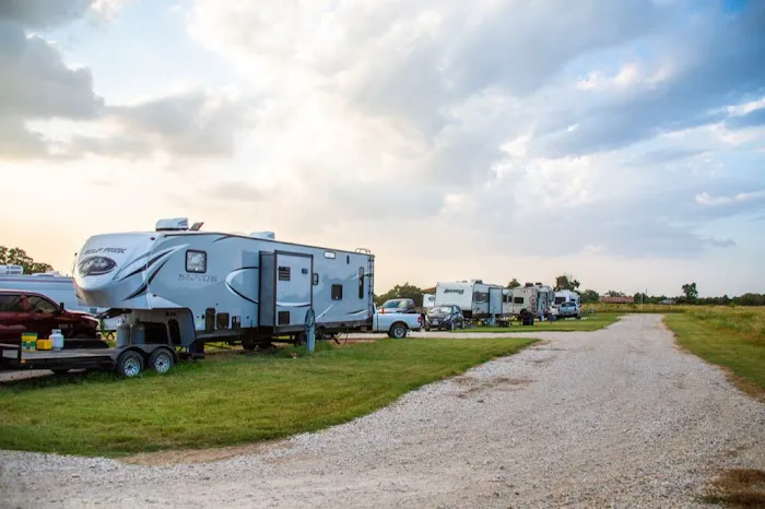 Queen & Duke RV Resort Picture 1