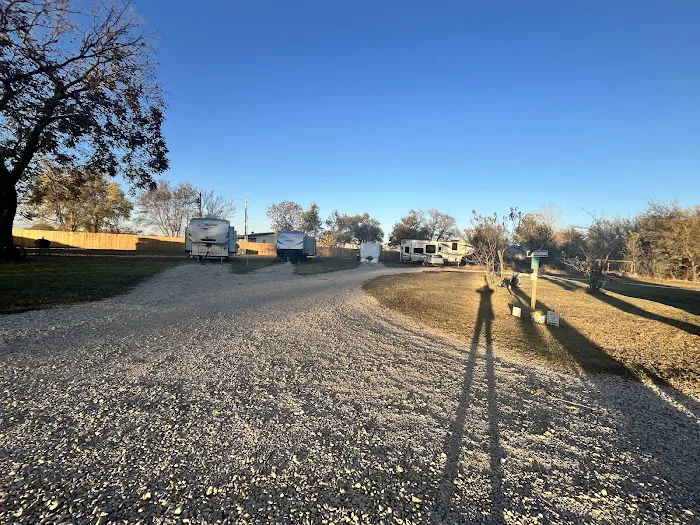 L’Lees rv park and paddocks Picture 8