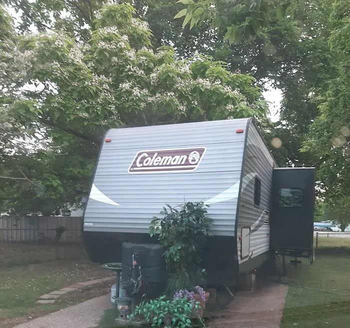 Holliday Outt RV Park 55 Plus Picture 10