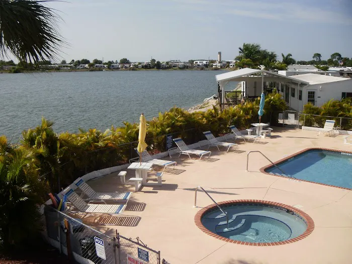 Water's Edge RV Resort Picture 1