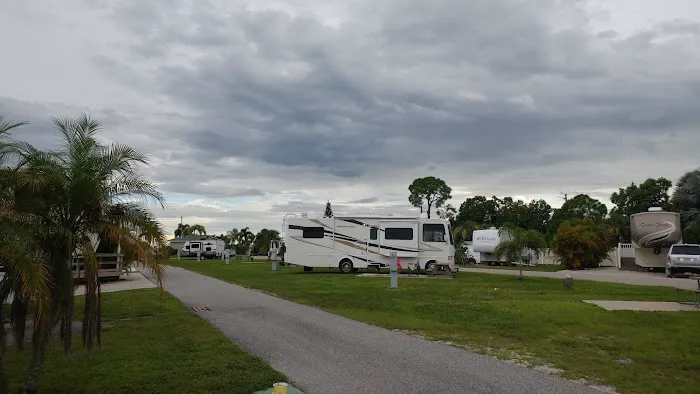 Water's Edge RV Resort Picture 4
