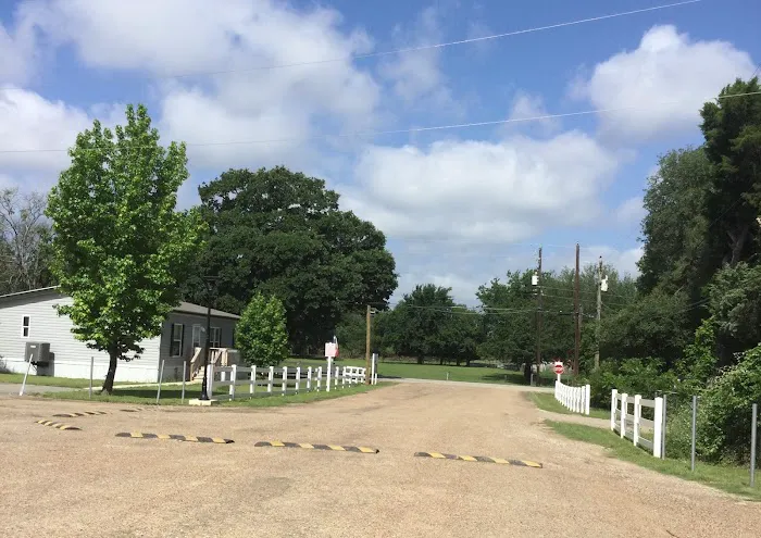 Happy Mobile Home Park Picture 3