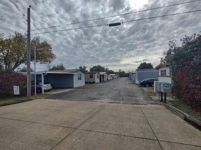 Lewisville Mobile Home Park Picture 3