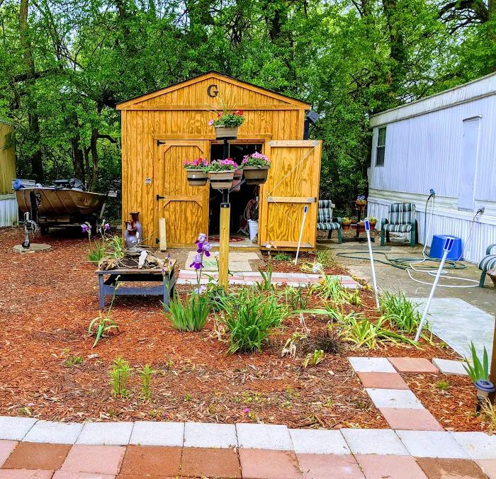 Pinewood Mobile Home Community Picture 7