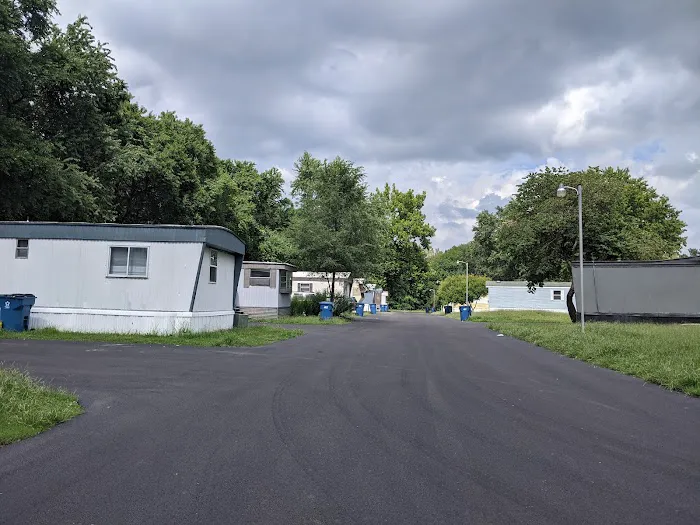 Pinewood Mobile Home Community Picture 1